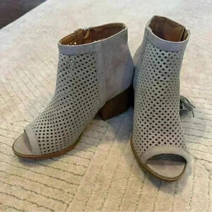 Darling gray booties.  Qupid brand